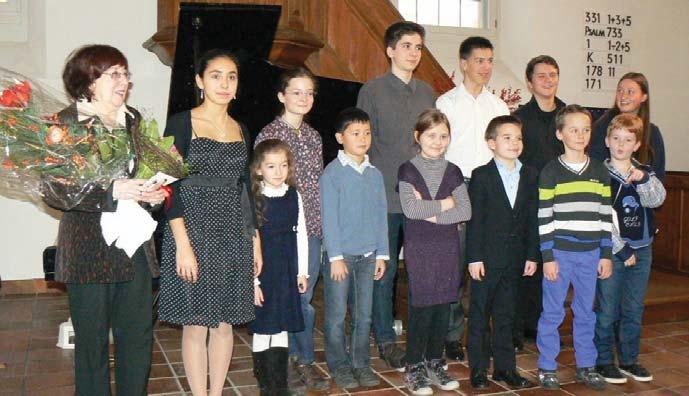 Musikalischer Rückblick Tatjana Edelstein (links) mit den jungen Pianisten Vorspiel der Klavierklasse Am 15.