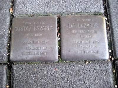 Lazarus, Gustav Geb. 18.4.1869, am 22. 4.1942 nach Holbecks Hof, am 21.7.1942 nach Theresienstadt. (Jude) Otto-Brenner-Str. 47 (früher: Prinzenstr. 7) Stolperstein am 13.4.2006 verlegt.