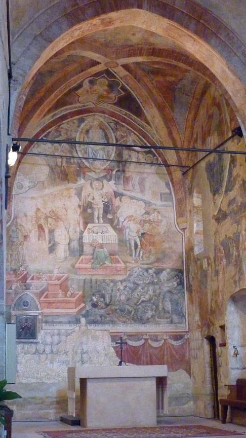 Es ist San Giorgio di Campochiesa inmitten neuzeitlicher Nekropolen. Sie beherbergt u.a. ein Jüngstes Gericht von 1446 mit einer im ligurischen Raum einzigartigen Darstellung aus dem 23.