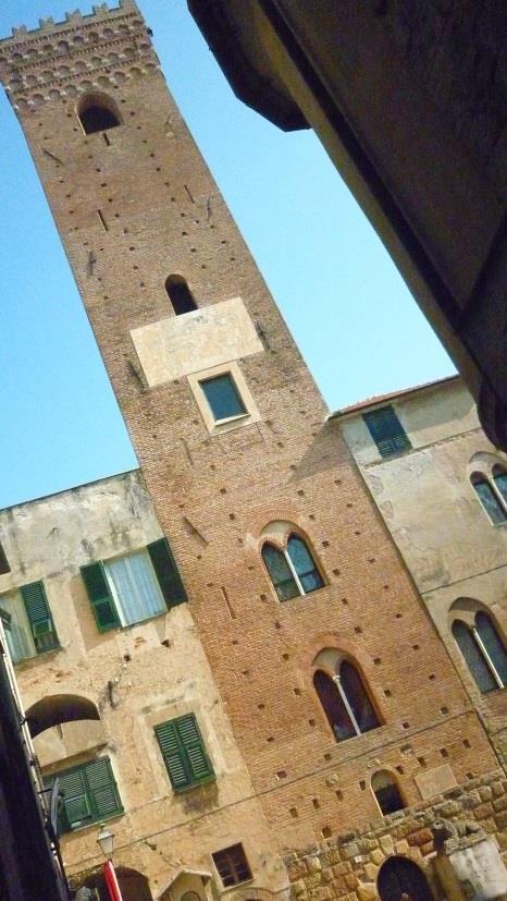 Palazzo Costa und Piazza dei leoni Die Grundmauern des Turms gehen auf das 12.Jh. zurück, die oberen Geschosse auf den Beginn des 14. Jh.