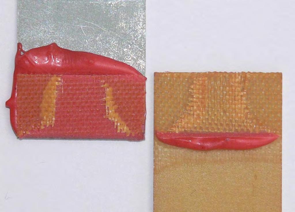 Bruchbild einer GFK-Stahl Klebverbindung (Zugscherversuch) Die Schwachstelle beim Kleben von gewebeverstärkten GFK ist die Belastung in Dickenrichtung.