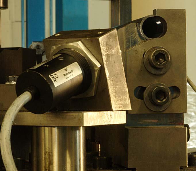 Korrekte Positionierung des Werkstücks Für den Bearbeitungsprozess wird das Rohr zunächst in das Biegewerkzeug eingelegt und solange per Hand gedreht, bis der Sensor die Schweißnaht erkennt.