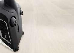 DynamicDrive-Lenkrollen 1) Schont die Böden: Gummierte Reifen und Lenkrollen mit