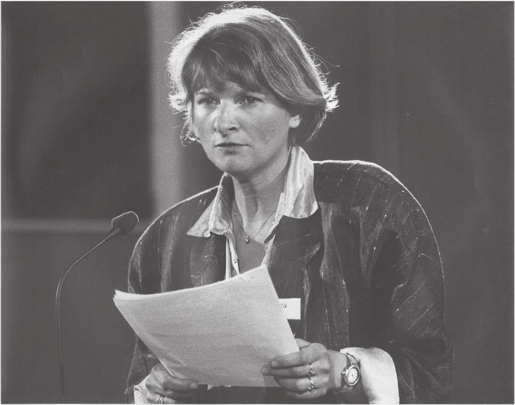 Der Fall Arnold Strippel Dokumente und Fotos Die Rechtsanwältin Barbara Hüsing beim Internationalen Tribunal, 19.4.1986.