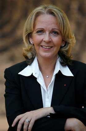 4 Das ist Hannelore Kraft. Sie will Minister-Präsidentin von Nordrhein-Westfalen werden. Hannelore Kraft ist 48 Jahre alt. Sie lebt mit ihrer Familie in Mülheim an der Ruhr.