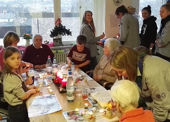 Dezember besuchten die Pfadfinder aus Melsbach das Seniorenheim