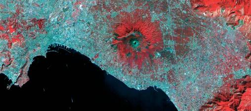 1 Der Satellit Advanced Spaceborne Thermal Emission and Reflection Radiometer (ASTER) nahm dieses Bild des Vesuv und der Bucht von Neapel im Jahr 2000 auf.