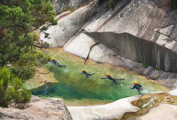 Sport und Strände 29 Korsikas kristallklare Flüsse und Bäche mit ihren erfrischenden Badegumpen bieten wie hier das Purcaraccia-Tal beste Bedingungen zum Canyoning ( S. 27).