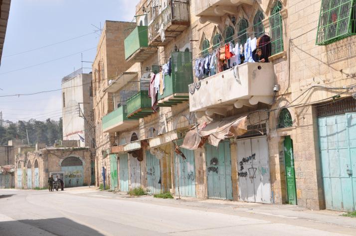 immer wieder Schauplatz des Nahostkonflikts. Mitten in der palästinensischen Stadt siedeln ca. 500 radikale Siedler, die von ebensovielen israelischen Soldaten bewacht werden.
