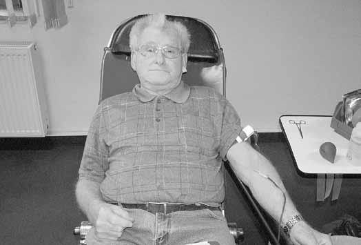 DRK Ortsverein Leuna 150. Blutspende, aber kein Ende! Ein schöner Tag war der 12. Oktober 2011 für unsere Blutspende. Wir begrüßten Herrn Martin Krüger, der zum 150. Mal Blut spendete.
