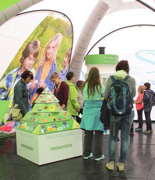 Mit Unterstützung des Bayerischen Staatsministeriums für Gesundheit und Pflege sowie der Molkerei Berchtesgadener Land zeigt Viktoria Rebensburg Schulkindern und Familien in einer mobilen und