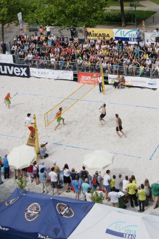 Beachvolleyball auf der Fürther Freiheit - Überblick Das hochwertige Sportevent im Sand gibt es seit dem Jahr 2001.