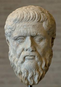 Gerechtigkeitsvorstellungen, die für Platon mit den Regierungsformen Tyrannis, Oligarchie und Demokratie verbunden sind, lehnt er ab, weil sie stets dem Herrschenden zum Vorteil gereichen.