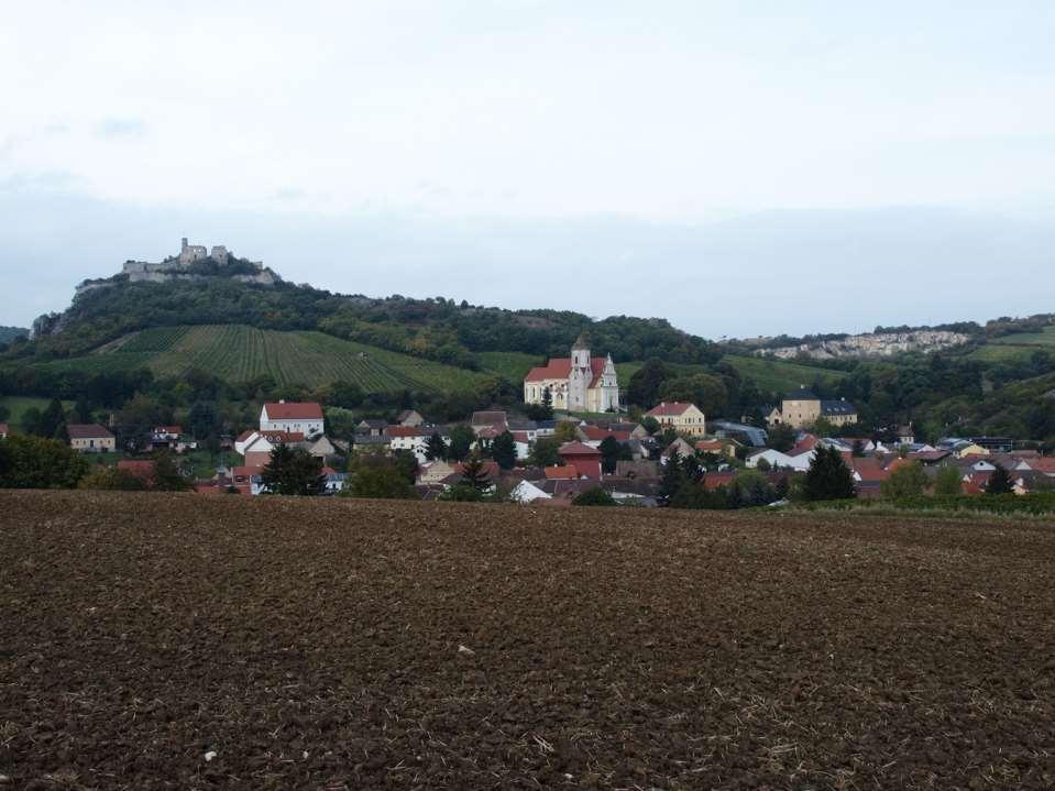 Ort Falkenstein 447 Einwohner: Neben Landwirtschaft und Weinbau wurde der Tourismus zu einem Wirtschaftsfaktor in Falkenstein.