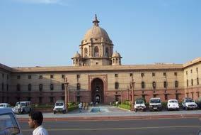 Tag: Delhi Agra, Besuch des Dilli Haat (ca. 5 Std. Fahrzeit, ca. 203 Kilometer) Bei einer Stadtbesichtigung sehen Sie das Parlamentsgebäude, das India Gate und den wunderbaren Markt Dilli Haat.
