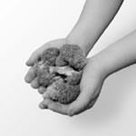 Portionsgröße - gemessen mit der eigenen Hand Kinderportion Erwachsenenportion Ein Glas passt in eine Hand. Eine Hand voll ist das Maß für großstückiges Gemüse und Obst (z. B.