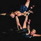 zieht. Das Duo Azelle beschreibt mithilfe des Doppelten Luftrings Facetten ihrer Freundschaft auf hohem akrobatischem Niveau.