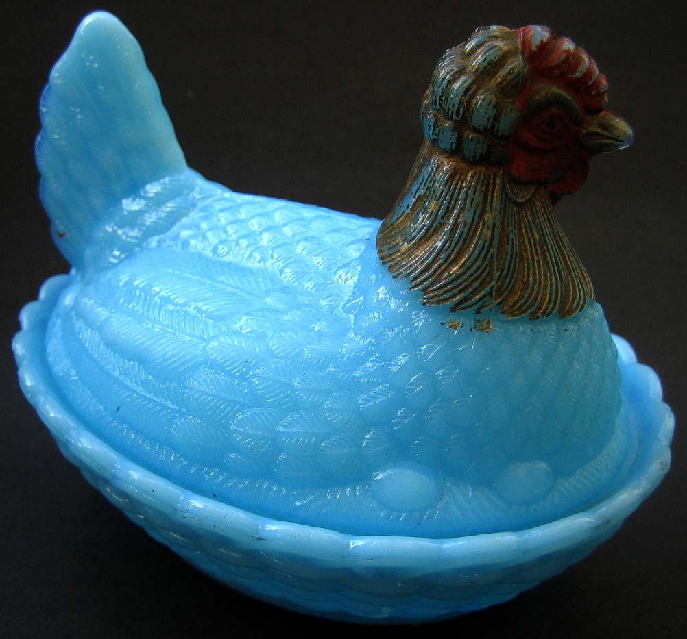 Abb. 2013-2/01-06 Opak-blaue Henne auf sechs Eiern in einem Korb, Henne H ges. 7 cm, B 8,5 cm, L 11,3 cm, Korb H 4 cm s.