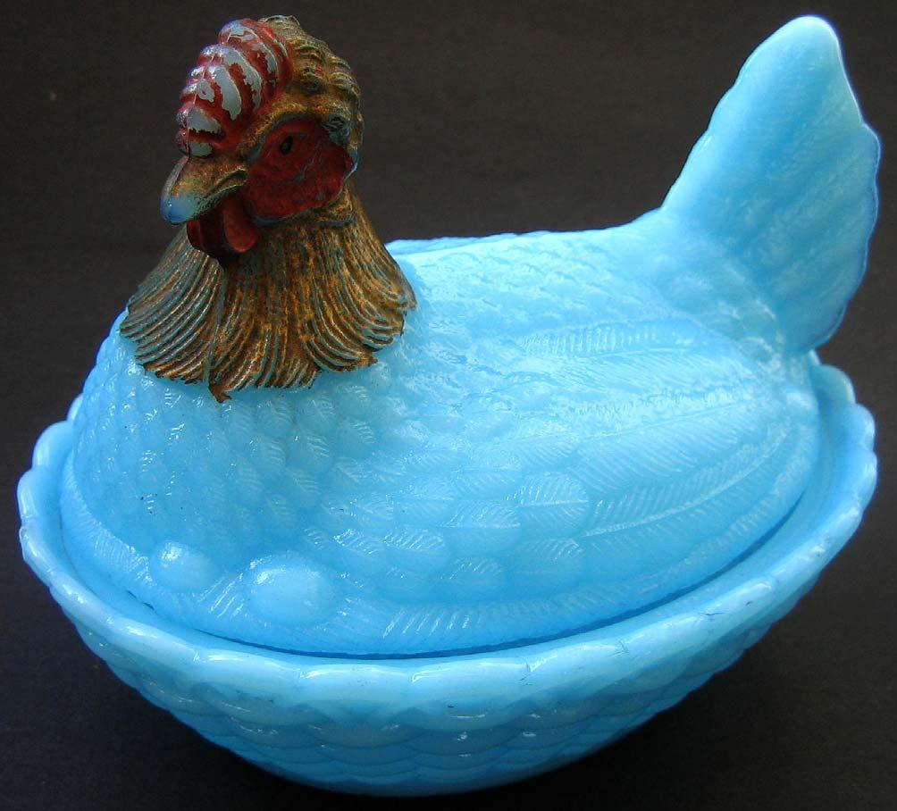 Abb. 2013-2/01-07 Opak-blaue Henne auf sechs Eiern in einem Korb, Henne H ges. 7 cm, B 8,5 cm, L 11,3 cm, Korb H 4 cm s.
