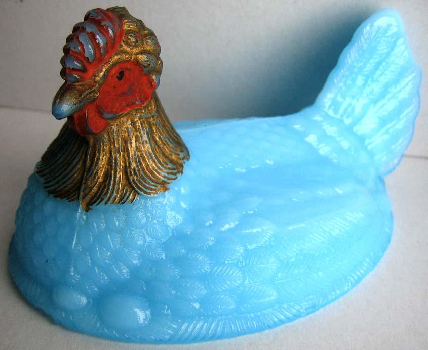 Abb. 2013-2/01-09 Opak-blaue Henne auf sechs Eiern in einem Korb, Henne H