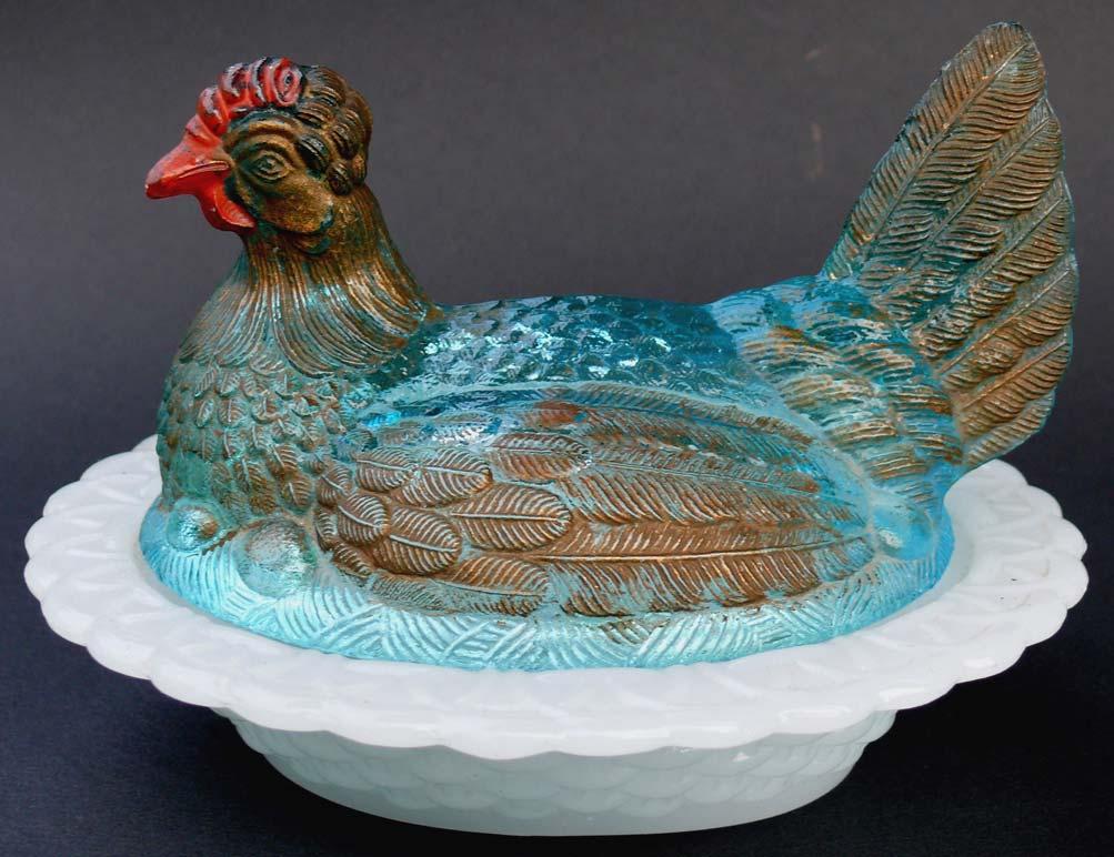 Abb. 2008-3/126 Henne mit 6 Eiern auf einem Korb, opak-weißes Pressglas, H insg.