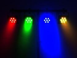 Die Scheinwerfer sorgen für die gewünschte Atmosphäre durch eine dezente Bestrahlung der Wände in Ihrer Wunschfarbe.