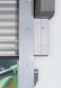 Optional kann eine stationäre Lichtschranke (2) geliefert werden, die das Schließen des Tores so lange verhindert, wie sich Gegenstände oder Personen in der Schließebene befinden.