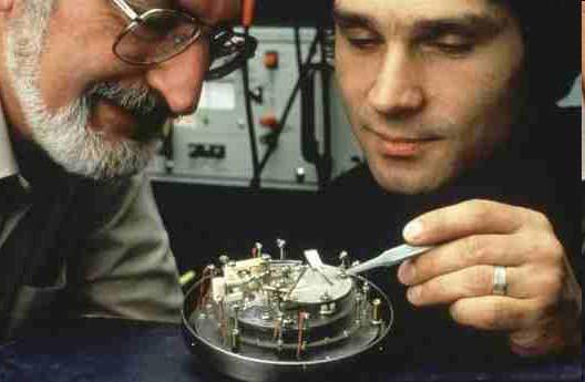 Rastertunnelmikroskop (Scanning Tunneling Microscope, STM) Prinzip: Gerd Binnig und Heinrich Rohrer (Nobelpreis 1986) Zwischen der STM-Spitze und der Probe liegt eine Spannung U T an, sodass ein
