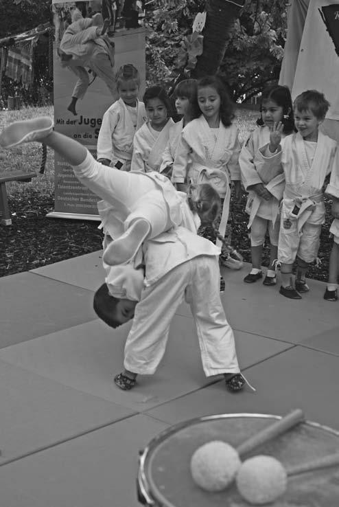 Juli, bei dem der Abschied der angehenden Schulkinder ebenso gefeiert wurde wie die einjährige Kooperation mit dem Judo-Club Kim-Chi und das Dienstjubiläum der Erzieherin Marion Pascucci.