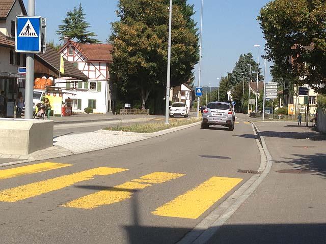2011 Busfahrbahnhaltestelle Fällanden, 710 / Schwerzenbachstrasse Belagstyp: AC 8 H Bindemittel: Spezialbindemittel NV auf Basis PmB 45/80-65 CH-E Schichtstärke: 3.