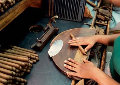 LIFESTYLE 41 TRADITION, GENUSS UND HÖCHSTE HAND- WERKSKUNST Zigarren sind der Inbegriff jahrhundertelanger Tradition und höchster Handwerkskunst.