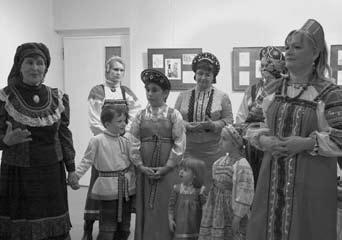12 Quer durch Buchholz Die Kultur der früheren Heimat nicht vergessen Schon vor vielen Jahren beschäftigte ich mich in Russland mit russischer Folklore und arbeitete mit Kindern.