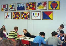 So ganz falsch ist das nicht, denn die Wände der Mensa der EichendorffSchule werden immer wieder von den Schülern mit Arbeiten aus dem Kunstunterricht dekoriert.