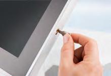 integrierte Schloss bietet einen sicheren Diebstahlschutz. Metallklemmen im Gehäuse ermöglichen eine genaue Positionierung verschiedener Tablets im Rahmen.