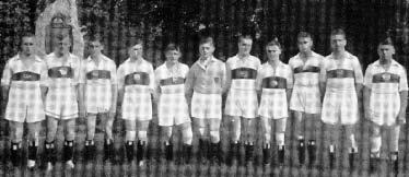 Denn der VfB war nach dem ersten Meisterschaftserfolg 1926/27 immer tiefer in die Krise geraten: Startum und Materialismus zerschlugen die 1. Mannschaft so hielt es seinerzeit der Spielausschuss fest.
