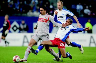 Lediglich David Jarolim bot sich in der ersten Spielhälfte eine gute Chance, doch sein Schuss ging knapp am VfB-Tor vorbei.