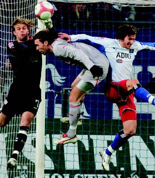 HSV-Tores und einen Kopfballtreffer von Silvio Meißner verhinderte HSV-Torhüter Stefan Wächter mit einem Reflex.