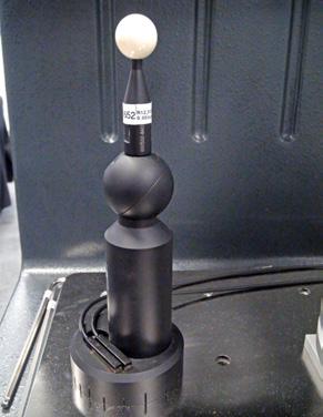 Schritt 3: Einmesskugel mit Referenztaster einmessen Zuvor müssen die Werkstücktemperaturfühler (soweit vorhanden) an der Einmesskugel oder in