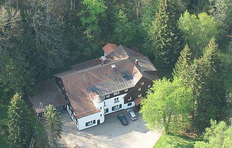 Unser Gruppenhaus liegt zwischen den Orten Leutkirch und Friesenhofen, direkt am Wald, von Wiesen umgeben und mit einer herrlichen Spielgelegenheit - dem kleinen Flüßchen Eschach - direkt vor der Tür.