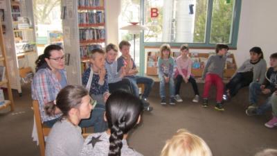 April 2015: Die Klasse 3a besuchte die Gemeindebücherei und durfte eine Ralley zum Thema Märchen durchführen. 14.