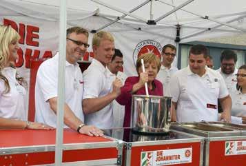 Wirtschaft im Revier 10 2014 Johanniter-Unfall-Hilfe Bundeskanzlerin Angela Merkel an der mobilen Küche für die Johanniter-Unfall-Hilfe Norbert Wenzel Behälter mit geteilter Haube für eine