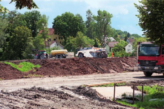 Erstellung eines Dammes für zuverlässigen Hochwasserschutz Baustellenbeschreibung Im Hochwasserfall wird bei Tübingen künftig ein bis zu 6 m hoher Damm zuströmendes Wasser in ein in die Natur inte -
