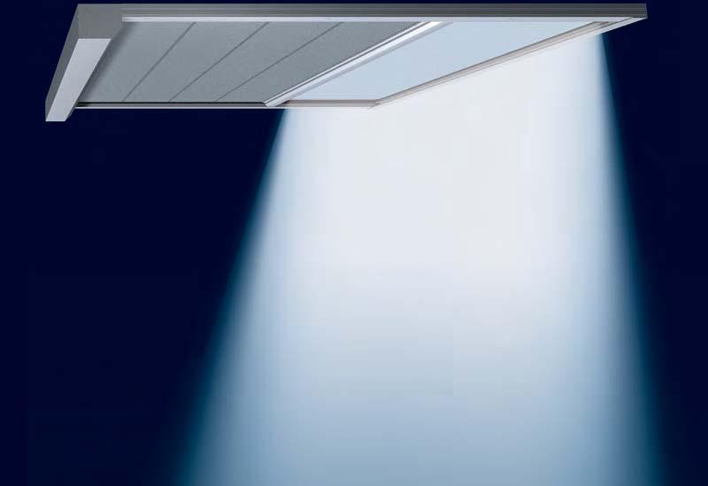 Der Auslassschlitz ist mit einem Bürstenkeder versehen, um Lichtspiegelungen zu verhindern.