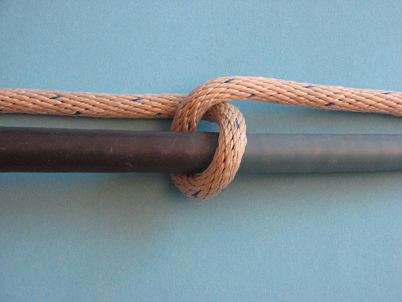 Halber Schlag oder Halbschlag Ein halber Schlag oder Halbschlag ist eine Grundform beim Knüpfen von Knoten. Er umschließt ein Seil oder ein anderes Objekt einfach.