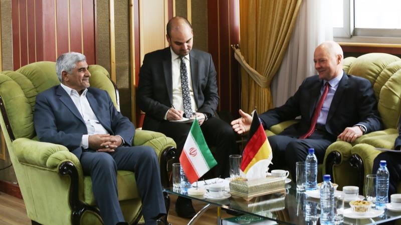 Ausbau wissenschaftlicher und akademischer Zusammenarbeit zwischen Iran und Deutschland Eine Panel-Diskussion zwischen Botschafter Michael Klor-Berchtold und dem iranischen Minister für Wissenschaft,