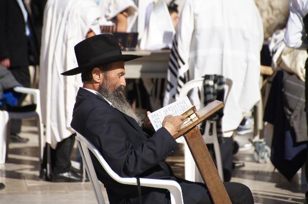 6 1. Semester Wie alles anfing Das Judentum Das Judentum ist die älteste Religion, in der sich Menschen zu einem Gott bekennen.