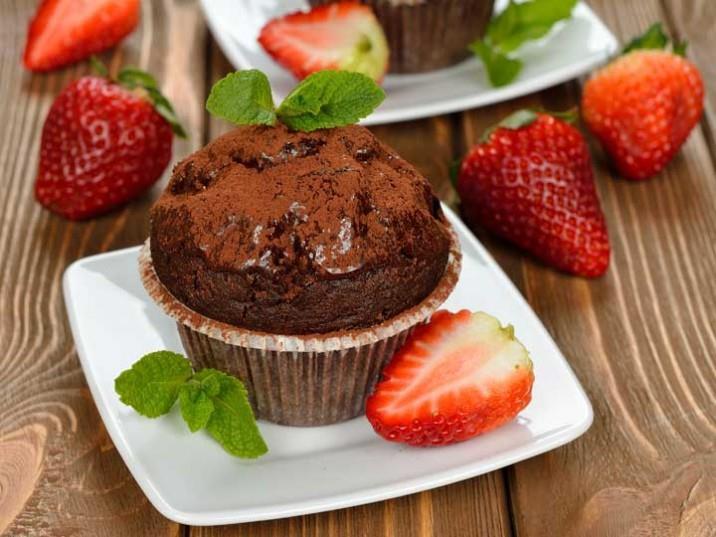 1. Schoko Muffins mit Erdbeeren Diese Muffins lassen sich einfach zubereiten und schmecken himmlisch schokoladig. Frische süßlich duftende Erdbeeren machen das Gericht perfekt.