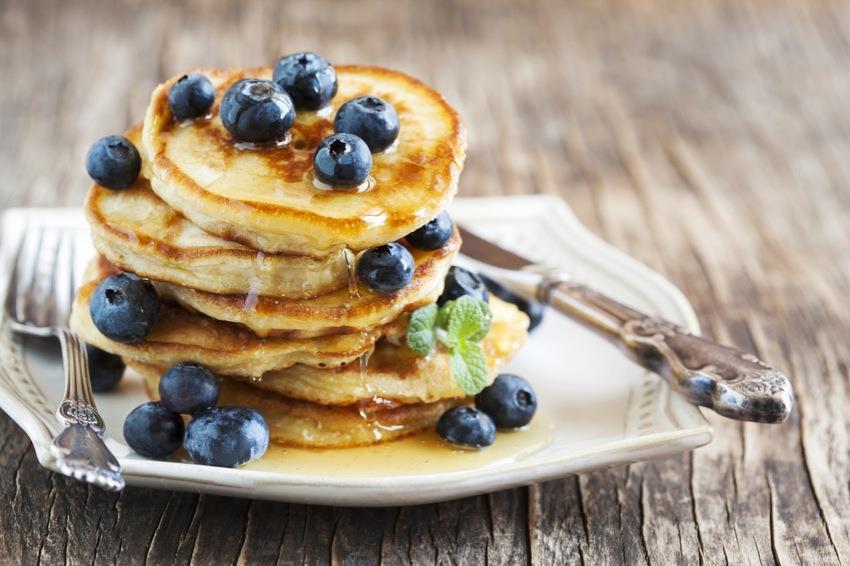 5. Mini-Pancakes Kleine Pfannkuchen, fluffig-kross gebacken und mit etwas Zimt und ein paar Blaubeeren serviert ein Low-Carb-Traum.
