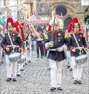 Die Mindener Musiker stellen übrigens das älteste noch aktive Tambourkorps Deutschlands dar.