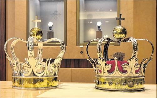 Mindener Freischießen 41 Des Königs neue Krone Historische Silberkrone von 1733 bleibt im Musuem / Replik hat fünfstelligen Wert Goldschmiedin Isabell Marowsky setzt auf moderne Technik.